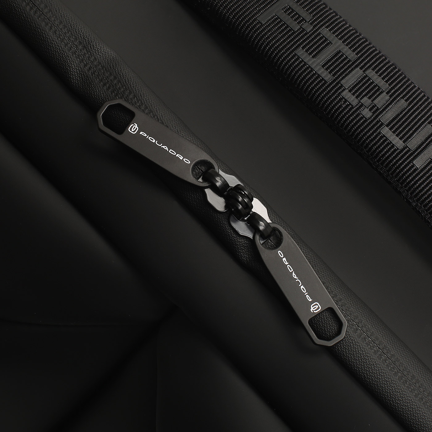 Чемодан для ручной клади из полиурeтана Piquadro Corner